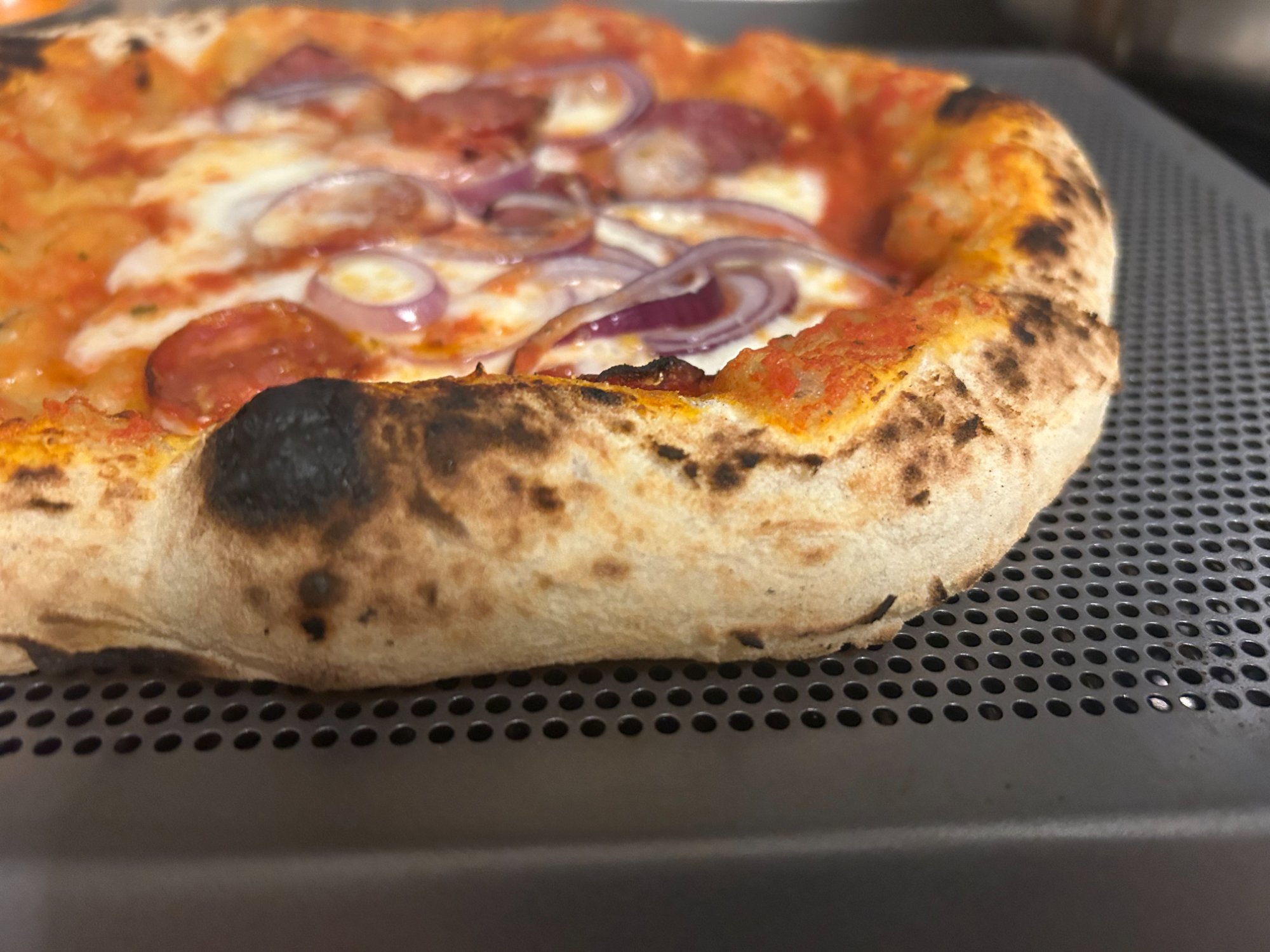 Pizza frisch aus dem Ofen