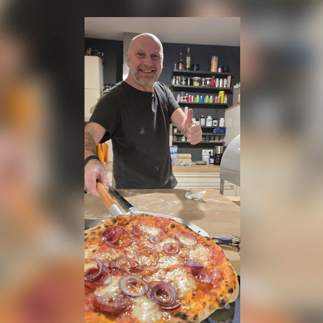 Sven mit seiner Pizza